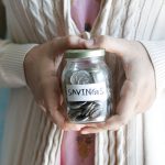 Rentenzuschlag - Frau hält Glas mit erspartem in der Hand